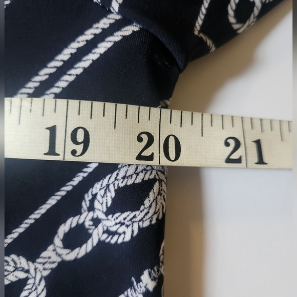 Vin Rouge Canadian Brand🇨🇦 Navy and White Geometric Top With White Bottom. - Picture 4 of 4